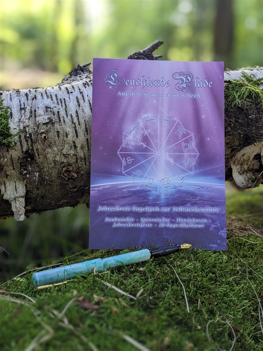 Leuchtende Pfade Jahreskreis-Tagebuch auf moosbedecktem Birkenholz im Wald